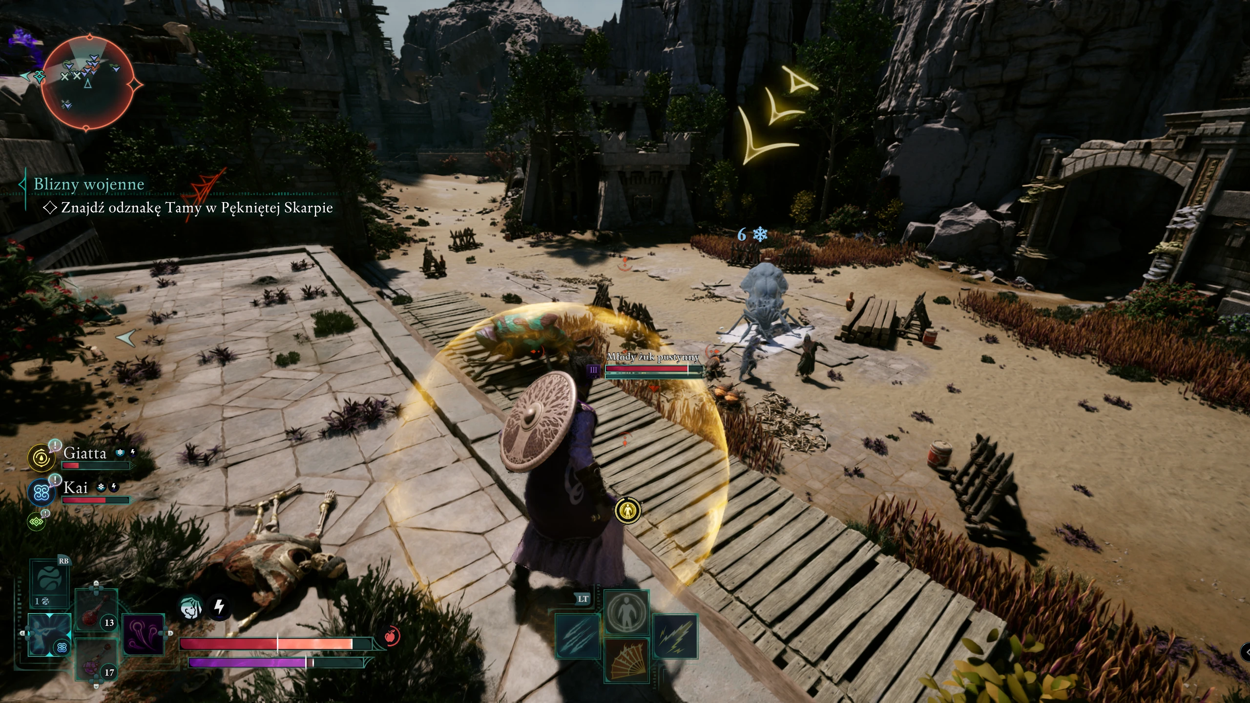 Zrzut ekranu z walki w Avowed podczas misji 'Blizny wojenne' w Pękniętej Skarpie. Widoczna postać z tarczą walcząca z niedźwiedziem mglistym na drewnianym pomoście. W tle widoczne są kamienne ruiny i zielona roślinność. Interfejs pokazuje paski zdrowia postaci Giatta i Kai oraz panel umiejętności na dole ekranu.