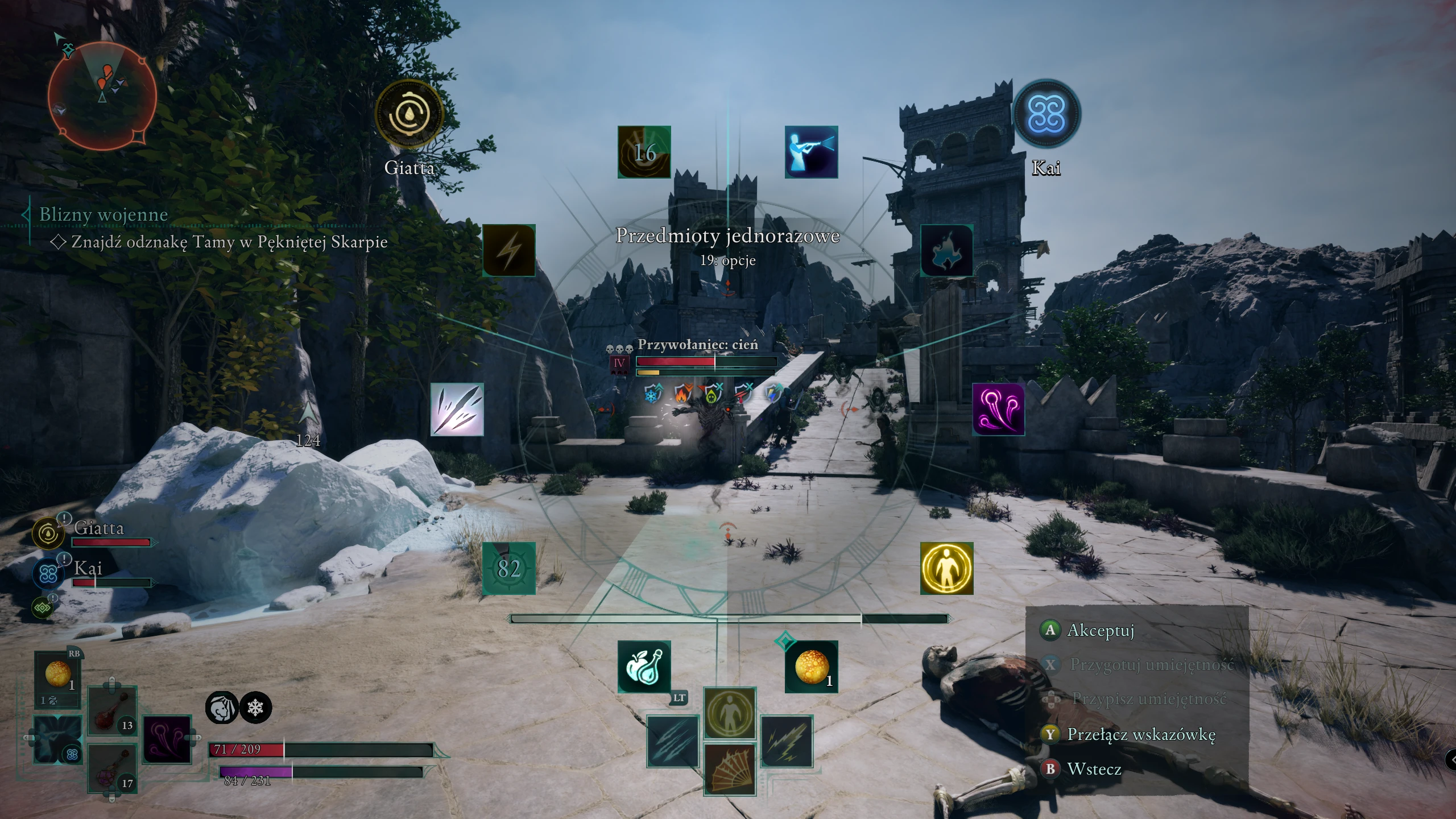 Zrzut ekranu z menu umiejętności w Avowed podczas misji 'Blizny wojenne'. Widoczne koło wyboru przedmiot&oacute;w jednorazowych z 19 opcjami, z przeciwnikiem oznaczonym jako 'Przywoływacz cieni' w tle. Interfejs pokazuje statystyki postaci Giatta i Kai oraz r&oacute;żne ikony umiejętności i zaklęć rozmieszczone na kole wyboru.