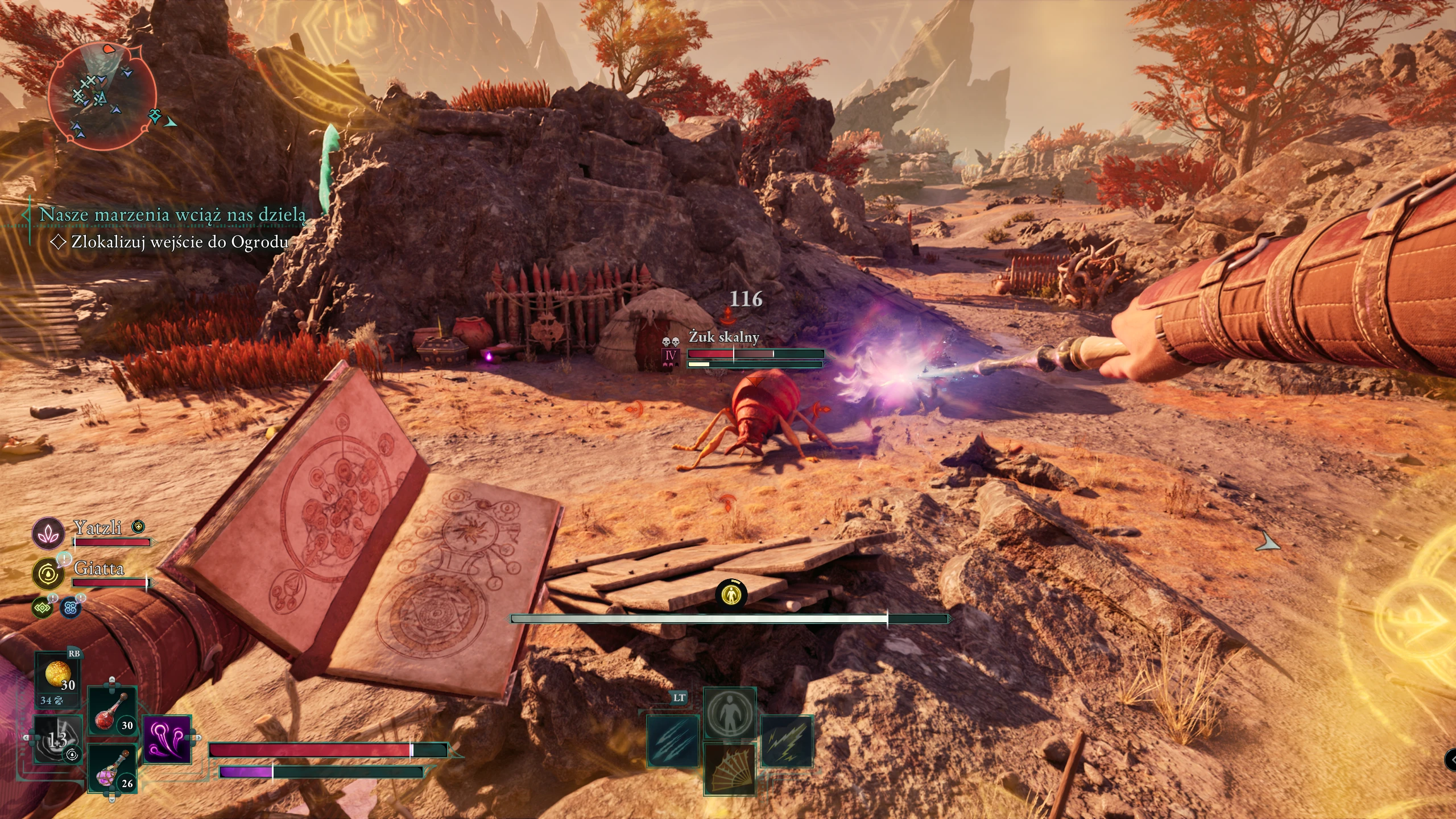Zrzut ekranu z walki w grze Avowed podczas misji 'Nasze marzenia wciąż nas dzielą'. Na pierwszym planie widoczna jest księga z magicznymi symbolami, a postać gracza atakuje żuka skalnego magicznym zaklęciem, kt&oacute;re generuje fioletową poświatę. Scena rozgrywa się w g&oacute;rzystym terenie z czerwonymi drzewami i złotym niebem o zachodzie słońca. W tle widoczne są pozostałości obozowiska z drewnianym płotem. Interfejs pokazuje paski zdrowia postaci Giatta i Yatzli oraz panel umiejętności na dole ekranu.