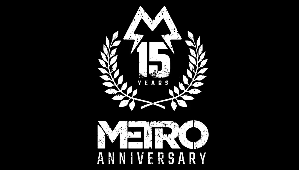 Logo jubileuszowe z okazji 15-lecia serii Metro (4A Games). Na czarnym tle widoczna biała grafika zawierająca stylizowaną literę M, cyfrę 15 otoczoną wieńcem laurowym oraz napis "METRO ANNIVERSARY".