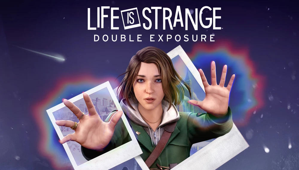 Life is Strange: Double Exposure - grafika promocyjna gry przedstawiająca Max Caulfield z wyciągniętymi rękami otoczoną polaroidowymi zdjęciami i kolorowym efektem świetlnym na ciemnym tle.