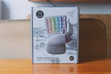 Zdjęcie opakowania Razer Tartarus Pro, ukazujące produkt, jego nazwę i najważniejsze cechy, takie jak analogowe przełączniki optyczne, regulowana aktywacja i programowalne klawisze.