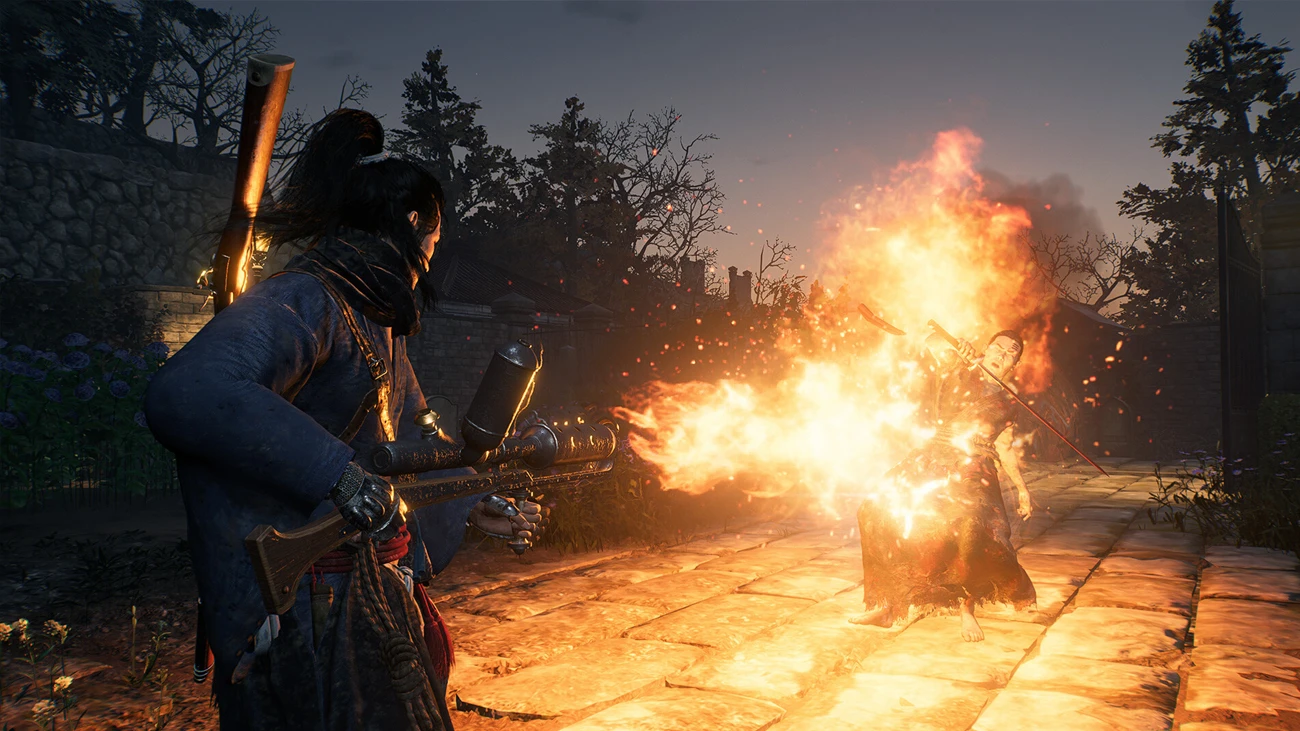 Walka ronina z przeciwnikiem płonącym od ognistego ataku.