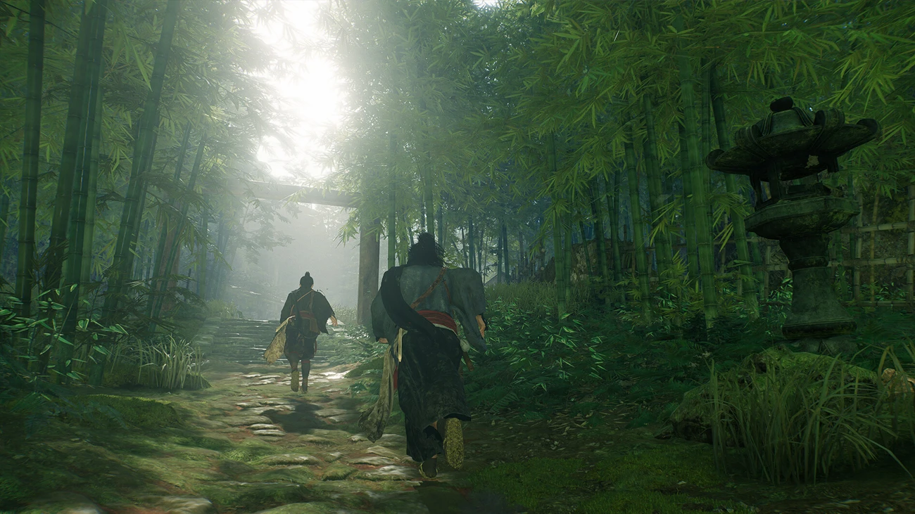 Dwóch roninów wędruje kamienną ścieżką przez bambusowy las.