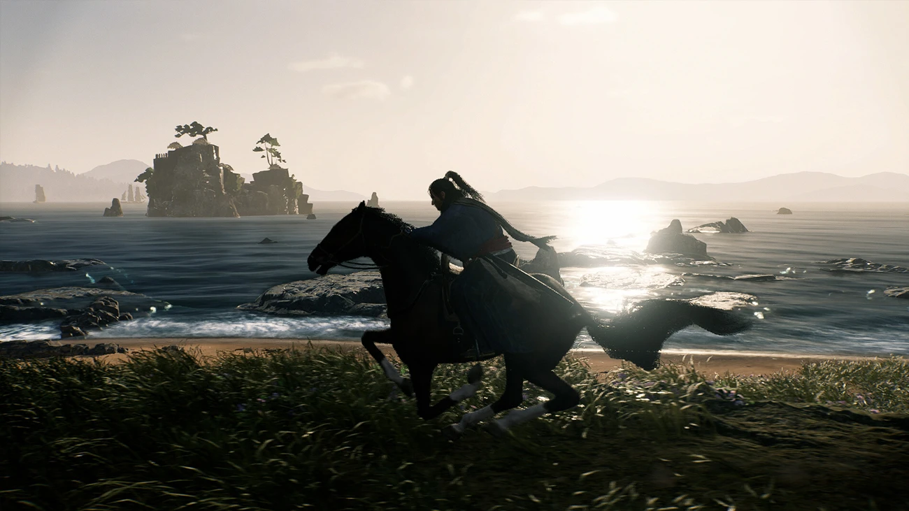 Postać na koniu galopuje brzegiem morza o zachodzie słońca.