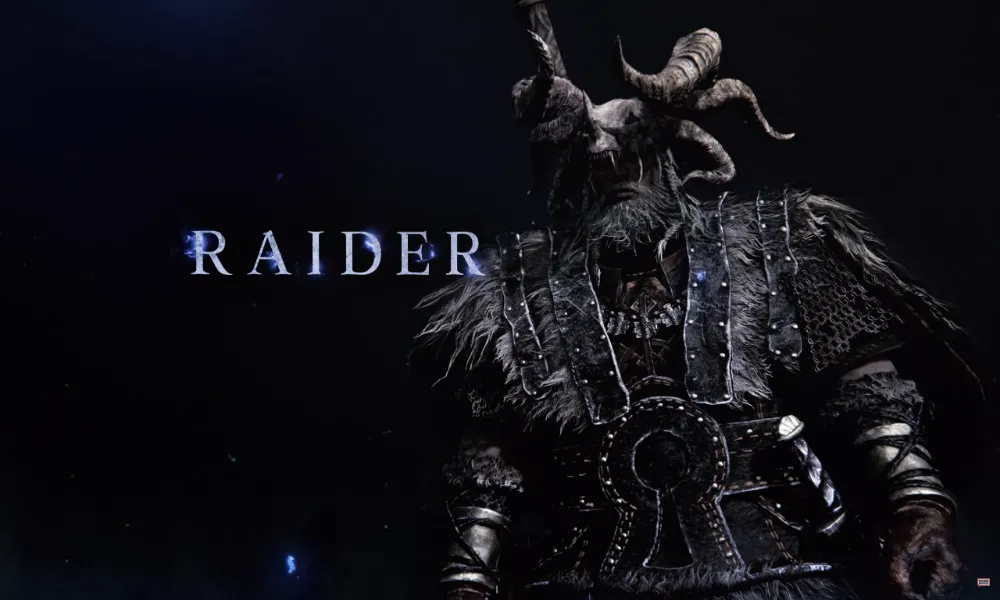 Raider – postać z Elden Ring Nightreign – ubrana w masywną, rogato-zdobioną zbroję, stoi na tle swojego imienia, otoczona mrocznym blaskiem