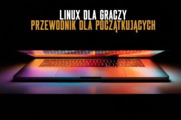 Grafika promocyjna z tytułem 'LINUX DLA GRACZY PRZEWODNIK DLA POCZĄTKUJĄCYCH' na czarnym tle. Tytuł jest wyświetlony w dwóch kolorach - biały napis 'LINUX DLA GRACZY' i złoty/pomarańczowy napis 'PRZEWODNIK DLA POCZĄTKUJĄCYCH'. Poniżej widoczny jest otwarty laptop z podświetloną klawiaturą i ekranem emitującym kolorowe światło w odcieniach czerwieni, pomarańczu i niebieskiego. Laptop jest sfotografowany z boku na ciemnym tle, co tworzy efektowny, gamingowy nastrój