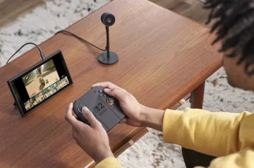 Chłopak grający na Nintendo Switch 2