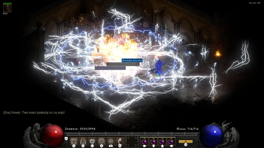 Eksplozja magii i błyskawic podczas walki z duchem Kościanego Łucznika. W tle widoczne są porozrzucane beczki i łupy, a całość rozświetlają efekty specjalne umiejętności.