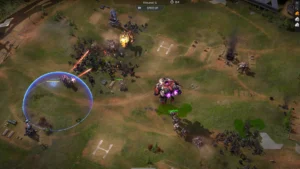 Pole bitwy na trawiastym terenie &ndash; w centrum ekranu duży, ciężki mech z fioletowymi silnikami, wok&oacute;ł niego mniejsze jednostki i pole ochronne; widać intensywną wymianę ognia oraz zniszczone wraki.