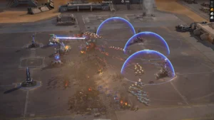 Intensywna bitwa na lotnisku w Mechabellum &ndash; liczne jednostki mech&oacute;w i pojazd&oacute;w walczą, nad polem walki aktywowane niebieskie osłony energetyczne, wok&oacute;ł widoczne eksplozje i wraki zniszczonych maszyn.