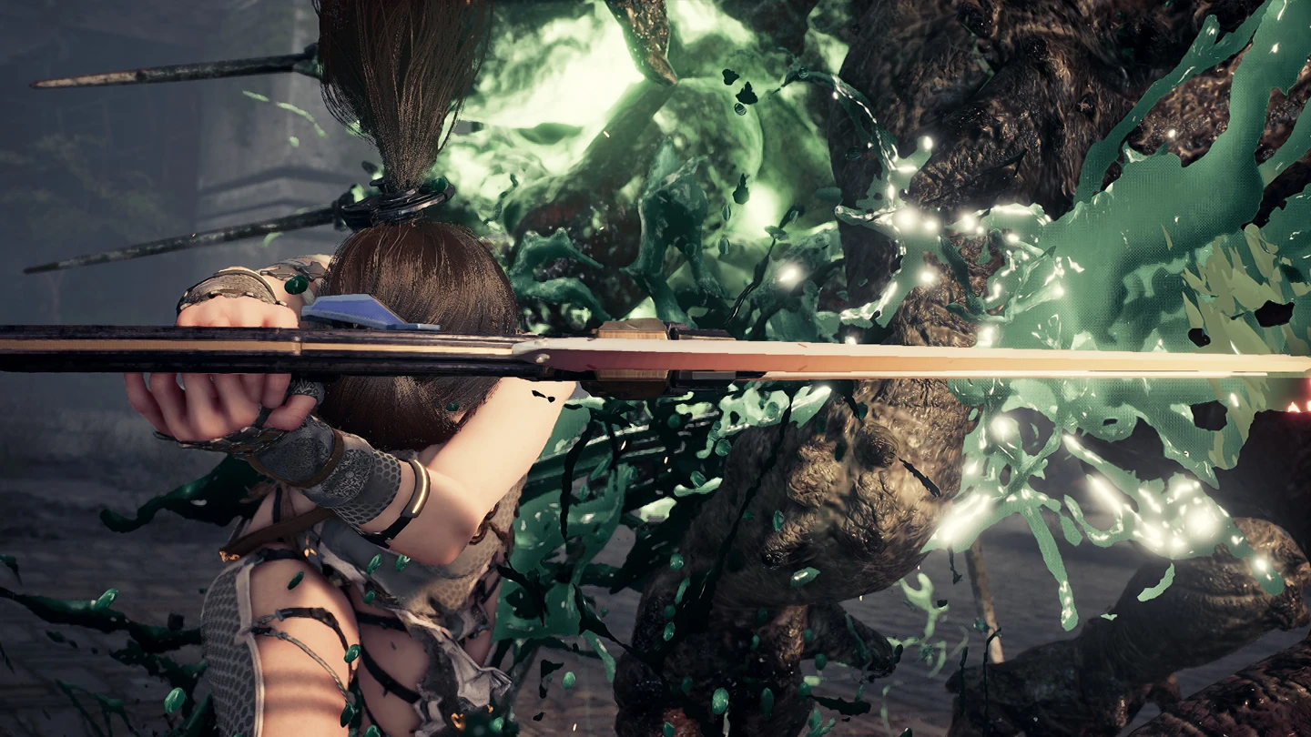 Zbliżenie na Eve podczas dynamicznej walki, parującą cios potwora swoim mieczem.