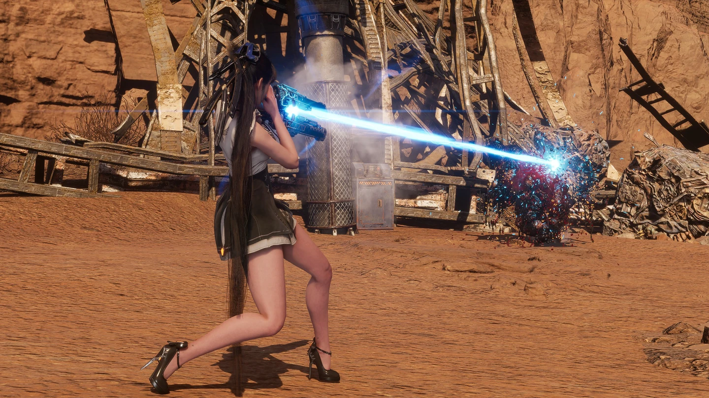 Bohaterka Eve strzela potężnym, niebieskim promieniem lasera w pustynnym otoczeniu.