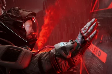 Zbliżenie na astronautę Jana Dolskiego w hełmie, w deszczowym, czerwonym otoczeniu. (The Alters)