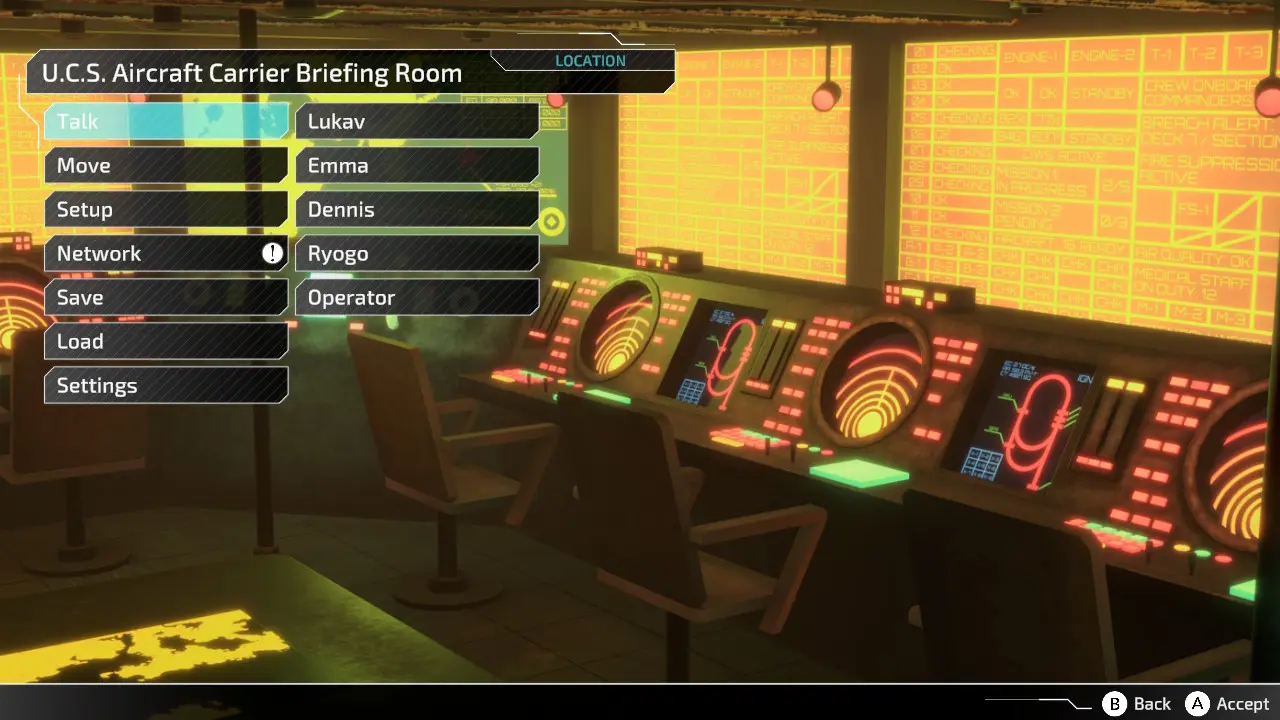 Wyświetlony jest panel zarządzania rozgrywką podczas pobytu na pokładzie U.C.S. Aircraft Carrier. Widzimy nowoczesną salę dowodzenia z ekranami radar&oacute;w, komputerami i pulsującymi panelami świetlnymi. Menu po lewej umożliwia rozmowę z kluczowymi postaciami, dostęp do ustawień, sieci, zapisu gry czy konfiguracji mecha. Pomieszczenie pełne jest wojskowego sprzętu i cyfrowych map, oddając klimat strategicznej narady przed kolejnymi misjami.