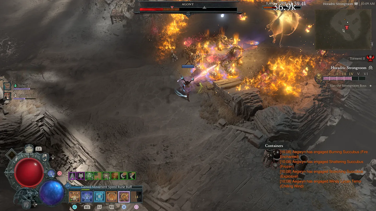 Walka postaci gracza w lochu &bdquo;Horadric Strongroom&rdquo; podczas starcia z bossami i wieloma przeciwnikami, na tle ruin i ognia. Centrum ekranu zajmuje atakujący bohater z bronią w ruchu, otoczony efektami ognistych zaklęć oraz tłumem potwor&oacute;w. W lewym dolnym rogu widoczny interfejs gracza z paskiem zdrowia, many i aktywnymi umiejętnościami, a po prawej stronie dziennik walki oraz minimapa.