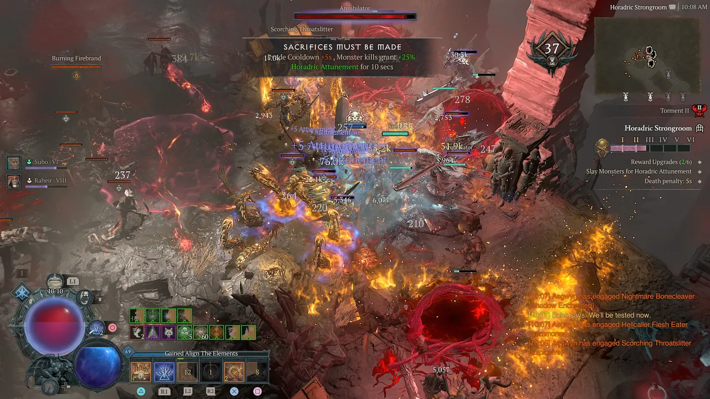 Dynamiczna scena masowej walki w lochu &bdquo;Horadric Strongroom&rdquo;. Duża liczba potwor&oacute;w i postacie graczy zadają obrażenia liczbowe, pośrodku ekranu widoczne powiadomienie o bonusie za &bdquo;Horadric Attunement&rdquo;. W lewym dolnym rogu pasek zdrowia i umiejętności, po prawej minimapa i cele obecnej misji. Obszar jest rozświetlony przez efekty ognia i magii.
