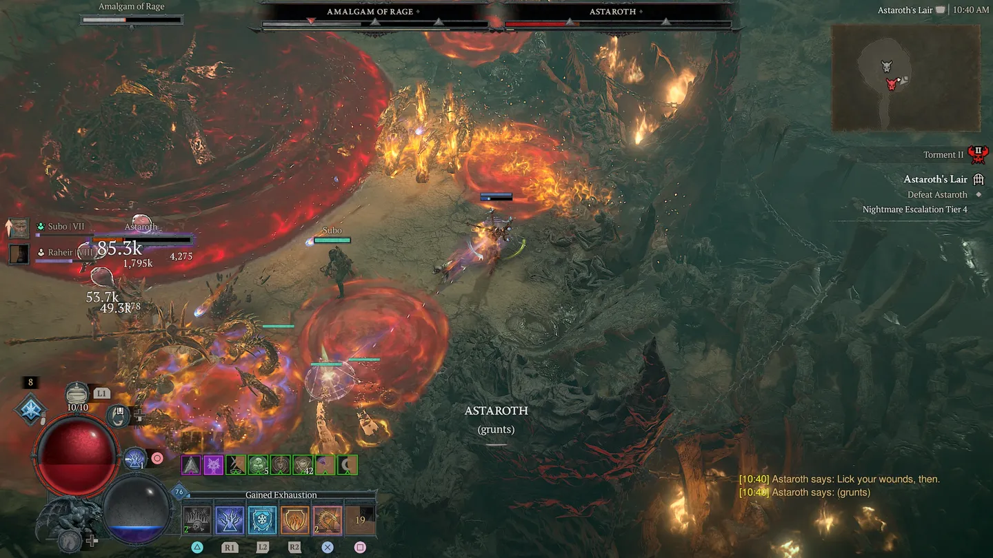 Walka z dwoma bossami &ndash; Amalgam of Rage i Astaroth &ndash; w lochu w Diablo IV. Pośrodku ekran przedstawia graczy walczących z ogromnymi demonami wśr&oacute;d czerwonych, płonących kręg&oacute;w na ziemi. Po prawej liście cel&oacute;w zadania, paski życia boss&oacute;w na g&oacute;rze, a w lewym dolnym rogu interfejs postaci z paskiem zdrowia, many oraz ikony aktywnych umiejętności. Scena utrzymana w mrocznej, apokaliptycznej atmosferze fantasy.