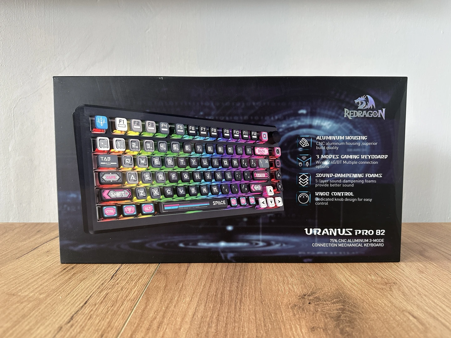 Opakowanie klawiatury mechanicznej z informacjami o cechach: aluminiowa obudowa, tryby połączenia, pianki wygłuszające, pokrętło