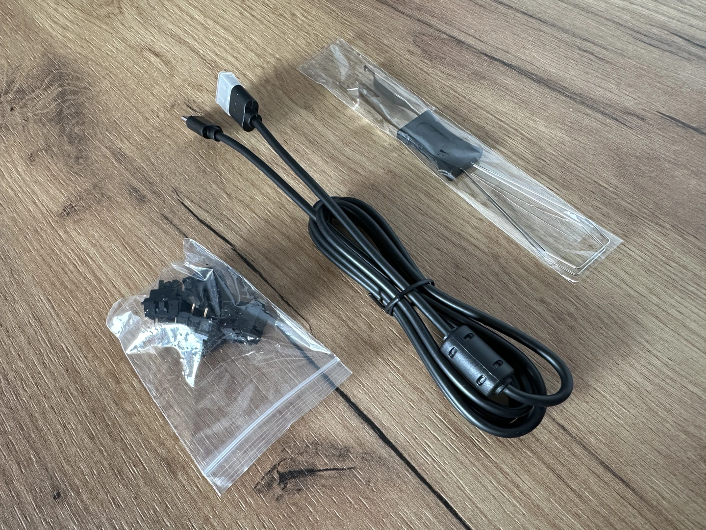 Akcesoria do klawiatury gamingowej: kabel USB-C, narzędzie do wyjmowania klawiszy i dodatkowe przełączniki