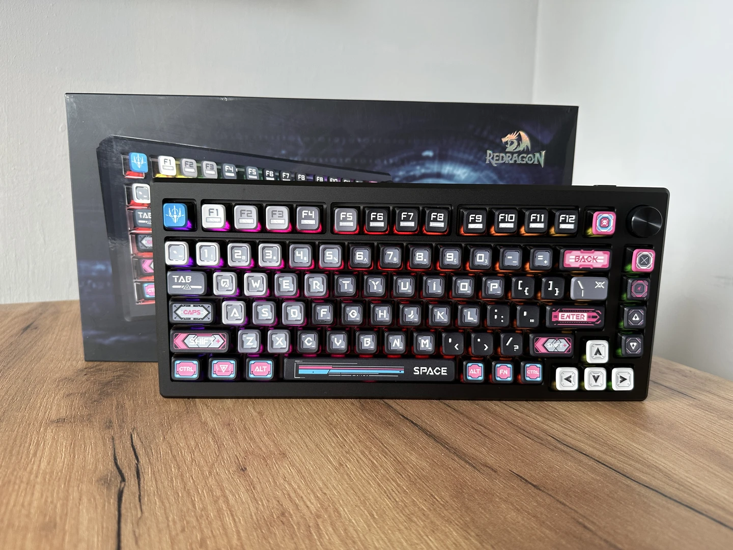 Uranus Pro wraz z pudełkiem.