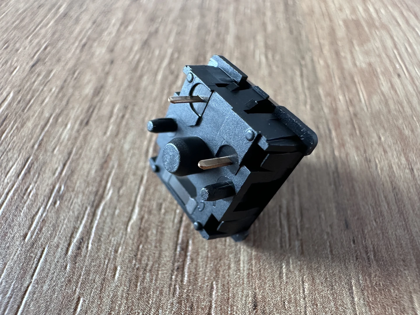 Pojedynczy przełącznik mechaniczny Redragon, widok od spodu z pinami