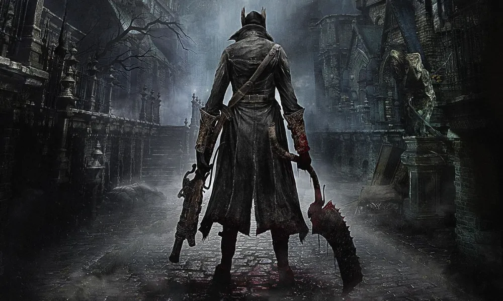Postać łowcy z gry Bloodborne stojąca tyłem na mrocznej, gotyckiej ulicy, z bronią w obu dłoniach, otoczona mgłą i opuszczonymi budynkami.