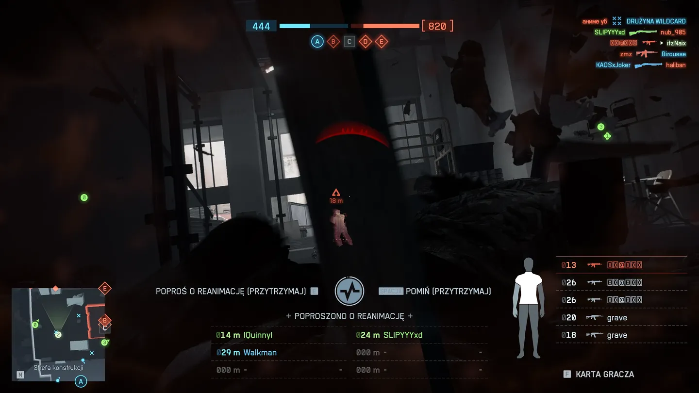 Ekran po śmierci gracza: widok pierwszoosobowy na sylwetkę eliminującego wroga w ruinach budynku, z komunikatami dotyczącymi prośby o reanimację, widoczną mini-mapa oraz podsumowaniem statystyk eliminacji.
