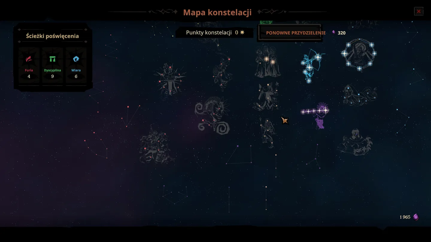 Ekran przedstawia mapę gwiezdną z fantazyjnymi konstelacjami powiązanymi z r&oacute;żnymi motywami i symbolami. Po lewej widnieją statystyki ścieżek poświęcenia: Furia, Dyscyplina oraz Wiara. Na środku znajduje się rozświetlony wskaźnik wybranej konstelacji.