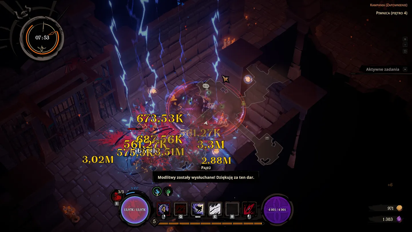 Scena walki w lochu z dziesiątkami ż&oacute;łtych oznaczeń zadanych obrażeń i błękitnymi błyskawicami uderzającymi w przeciwnik&oacute;w. Na dole widoczne są umiejętności postaci, jej statystyki oraz liczba monet. W centralnym komunikacie pojawia się informacja o wysłuchanych modlitwach.