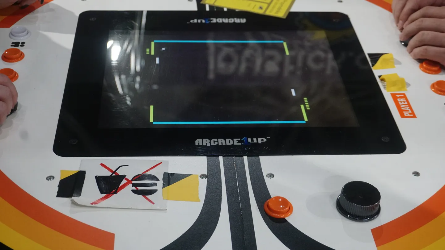 Retro automaty Arcade 1Up na CD-Action EXPO 2025 &ndash; uczestnicy grają w klasyczną wersję Ponga przy interaktywnej konsoli. Strefa retro zapewnia nostalgię i niezapomnianą rozrywkę dla fan&oacute;w gier arcade i klasyki gamingu.