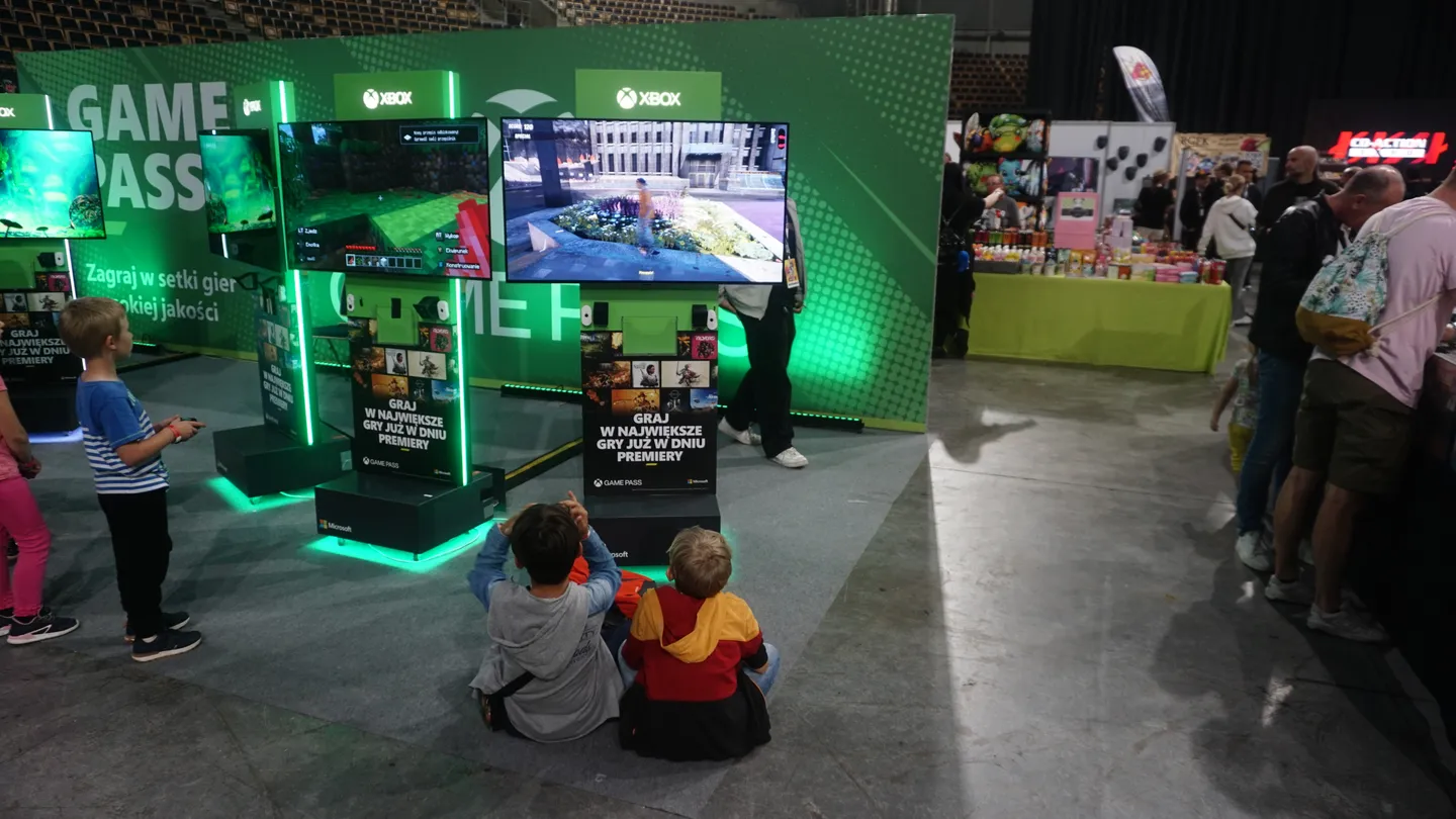 Strefa Xbox Game Pass podczas CD-Action EXPO 2025 &ndash; dzieci testują najnowsze gry na konsolach Xbox Series w specjalnie zaaranżowanej strefie. Rozrywka dla najmłodszych i okazja do sprawdzenia premierowych tytuł&oacute;w na targach gier. Zdjęcie 2 ()
