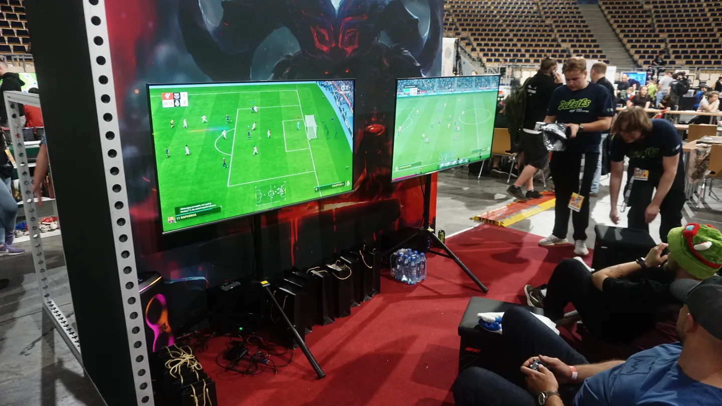 Strefa FIFA na CD-Action EXPO 2025 &ndash; gracze ścierają się w dynamicznych meczach piłkarskich na dużych monitorach. Specjalna strefa konsolowa przyciąga fan&oacute;w gier sportowych i rozgrywek multiplayer na konwencie gamingowym.