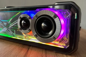 Głośnik Redragon Surge (prawy bok) z włączonym RGB.