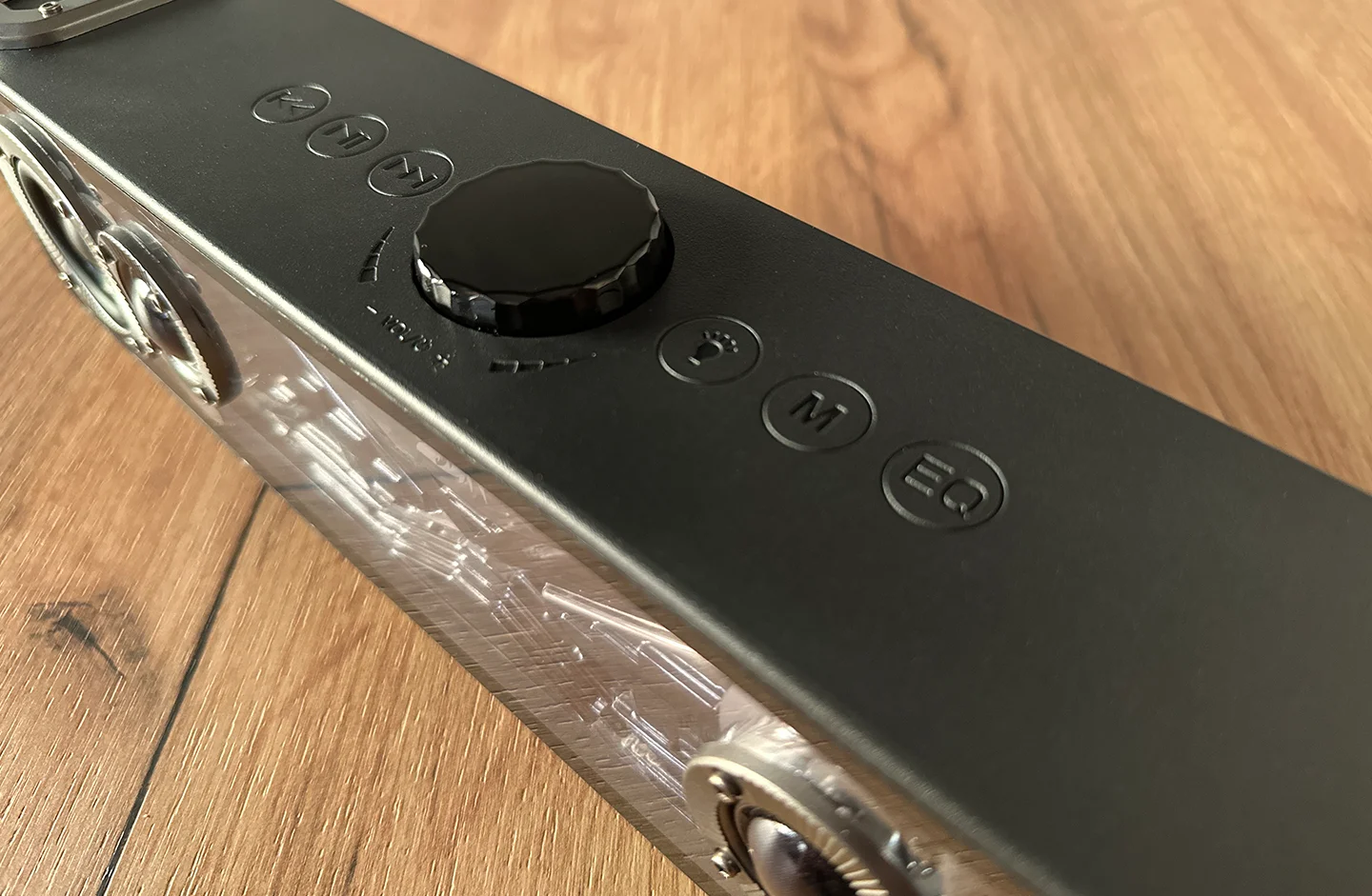 G&oacute;rna cześć głośnika - panel sterowania