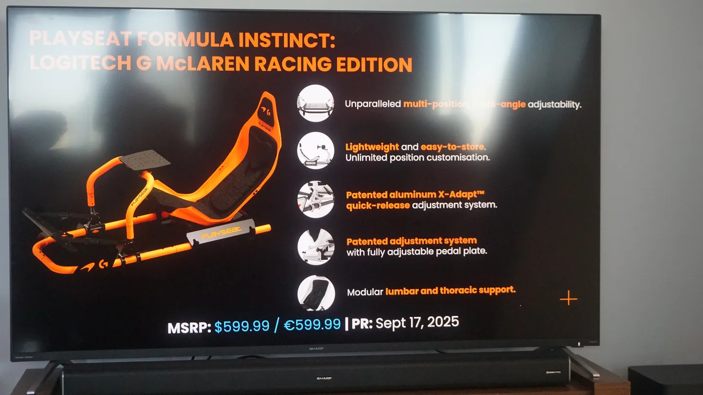 Stanowisko Playseat Formula Instinct: Logitech G McLaren Racing Edition, wyeksponowane na slajdzie prezentacyjnym z kluczowymi cechami jak regulacja kąta, aluminiowa konstrukcja X-Adapt™ oraz wsparcie lędźwiowo-piersiowe.