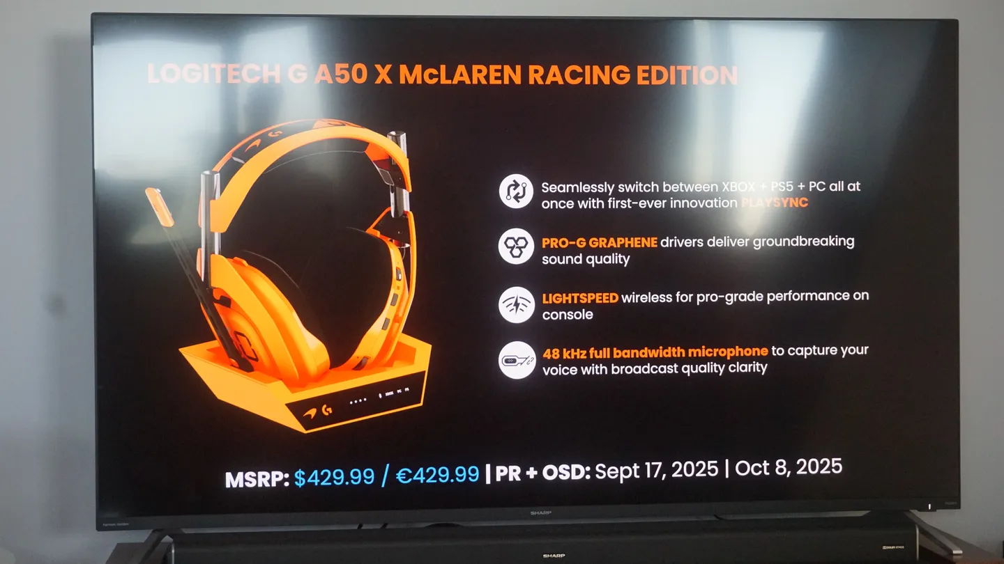 Pomarańczowy zestaw słuchawkowy Logitech G A50 X McLaren Racing Edition na tle prezentacji, podkreślającej nowoczesne rozwiązania: przełączanie PLAYSYNC, przetworniki PRO-G Graphene oraz mikrofon 48 kHz do streamingu.