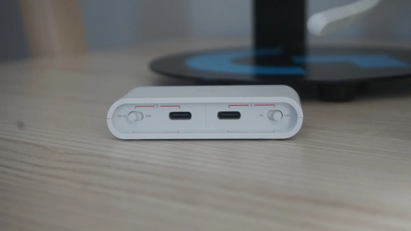 Pojedynczy widok zbliżeniowy na biały hub USB Logitech, wyposażony w dwa porty USB-C i wygodne przełączniki trybów, idealny do profesjonalnego stanowiska gamingowego.