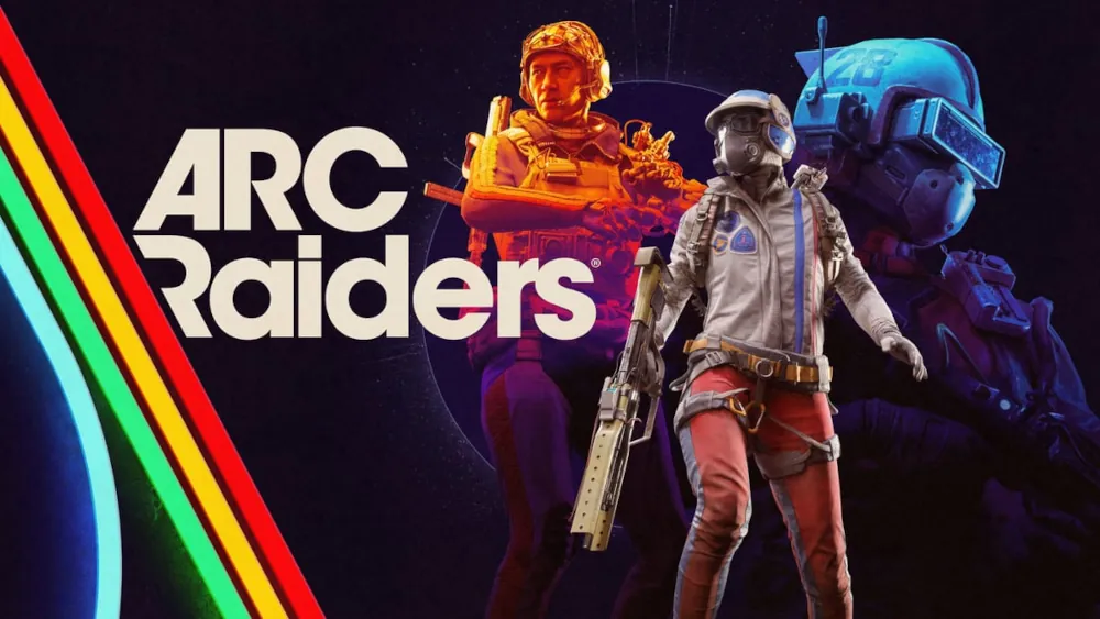 "Grafika promocyjna gry ARC Raiders przedstawia trzech futurystycznych żołnierzy w różnokolorowych zbrojach na ciemnym tle. Postać po lewej stronie ubrana jest w żółty pancerz i trzyma broń, postać na środku nosi szaro-czerwony skafander z kapturem, maską i bronią, a po prawej widoczny jest żołnierz w niebieskim hełmie z wizjerem. Na pierwszym planie widnieje białe logo gry: 'ARC Raiders'. Po lewej stronie grafiki przebiega kolorowy pas w stylu retro, przechodzący przez róg obrazu."