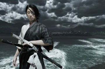 Bohaterka gry Ghost of Yotei na tle zatoki Oshima