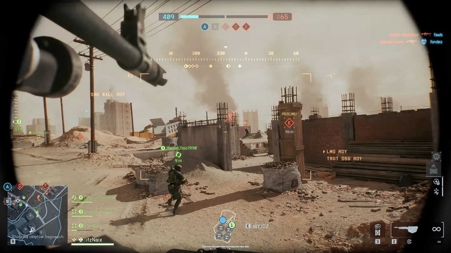 Widok z wnętrza pojazdu kierowanego przez gracza na otwartą mapę pustynną; przed pojazdem porusza się sojusznik, wok&oacute;ł widać ruiny i zabudowania, a na ekranie pojawia się interfejs pojazdu z informacjami o dostępnych broniach i kontrolowanych sektorach.