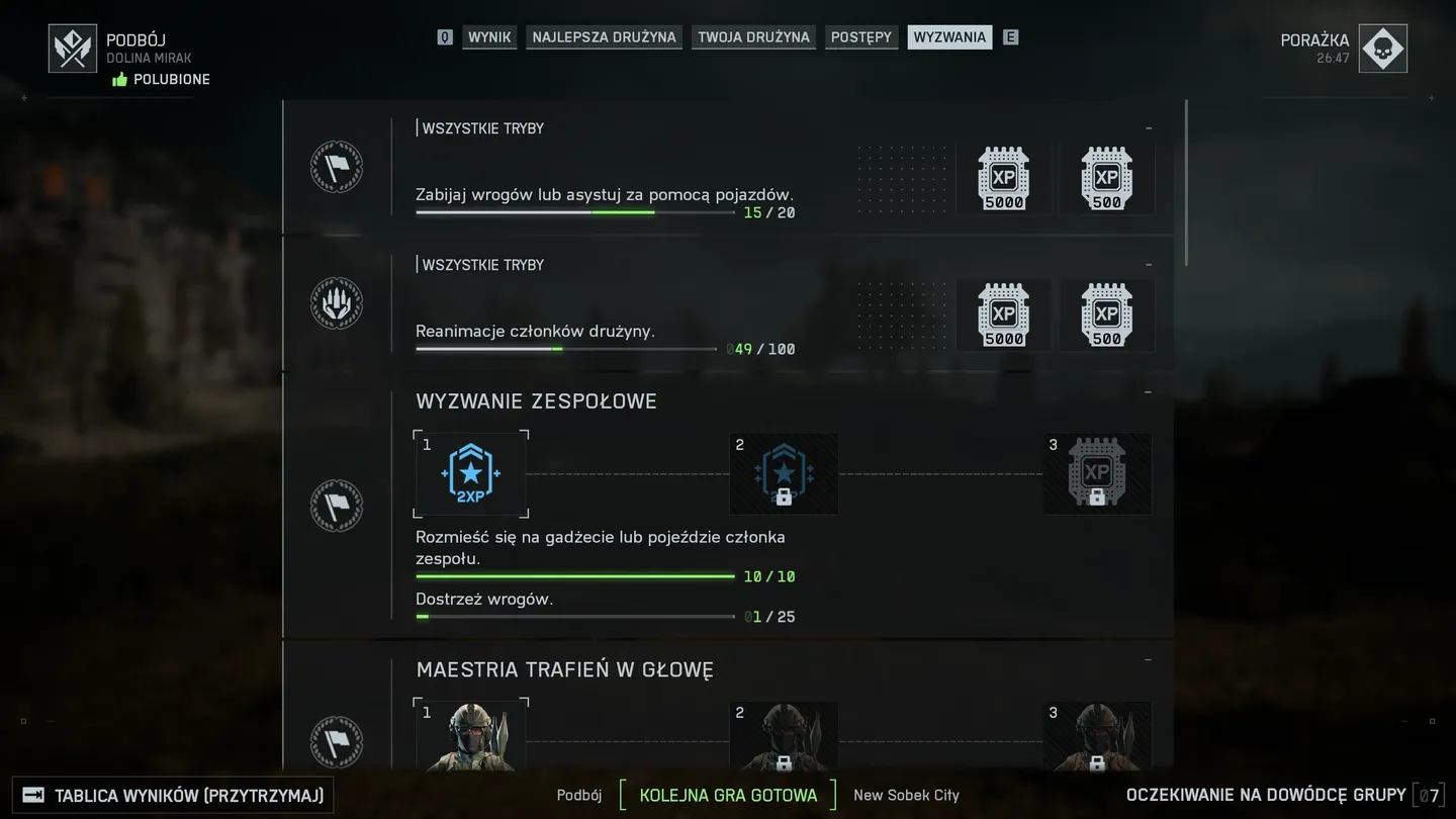Panel wyzwań podczas rozgrywki multiplayer &ndash; lista cel&oacute;w takich jak zdobywanie punkt&oacute;w za pomoc pojazd&oacute;w, reanimacje członk&oacute;w drużyny czy dostrzegania wrog&oacute;w; obok ikonę trybu &bdquo;Podb&oacute;j&rdquo; i liczniki postęp&oacute;w z nagrodami XP wyświetlanymi po prawej stronie.