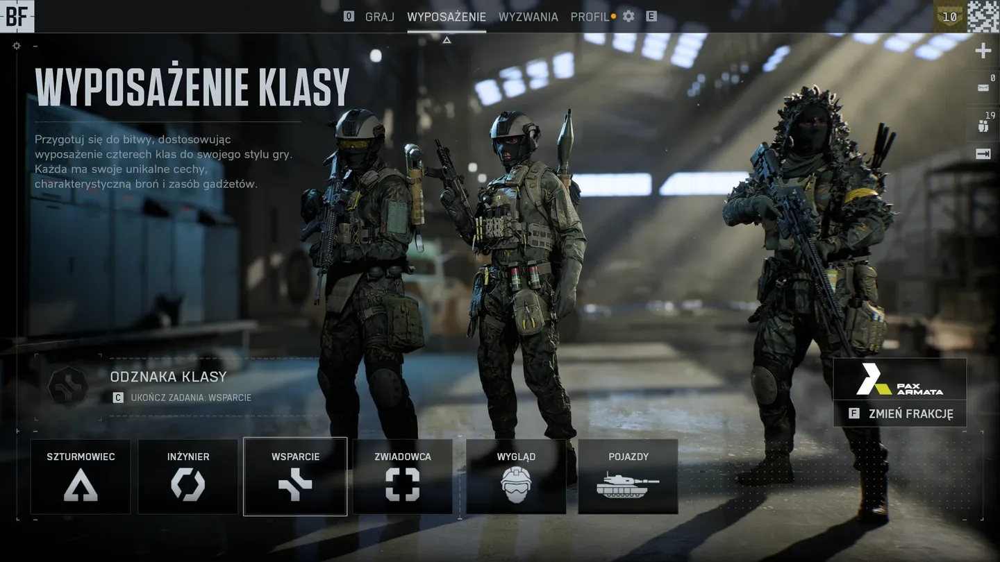 Ekran wyboru klasy w Battlefield 6 multiplayer: trzech żołnierzy w r&oacute;żnych ekwipunkach stoi w hangarze, otoczonych promieniami wpadającego światła; po lewej stronie widoczne są informacje o klasach, a na dole ikony wyboru między szturmowcem, inżynierem, wsparciem, zwiadowcą, wyglądem i pojazdami.