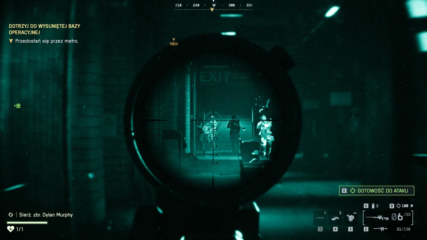 battlefield-6-singleplayer-recenzja-pograne-20.jpg: Widok przez celownik karabinu snajperskiego z użyciem noktowizora, celem są żołnierze w ciemnym korytarzu metra, na ekranie wyświetlane są cele misji oraz ikony uzbrojenia i amunicji.