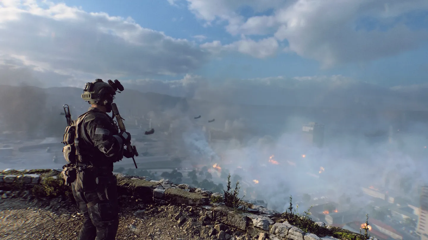 Żołnierz na wzg&oacute;rzu obserwuje pole bitwy przykryte dymem i ogniem; w tle rozciąga się panorama miasta, a nad terenem latają śmigłowce i toczy się intensywna walka.
