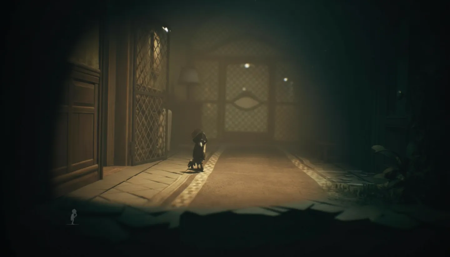 Bohater eksploruje ciemny korytarz w pełnym napięcia świecie Little Nightmares III.