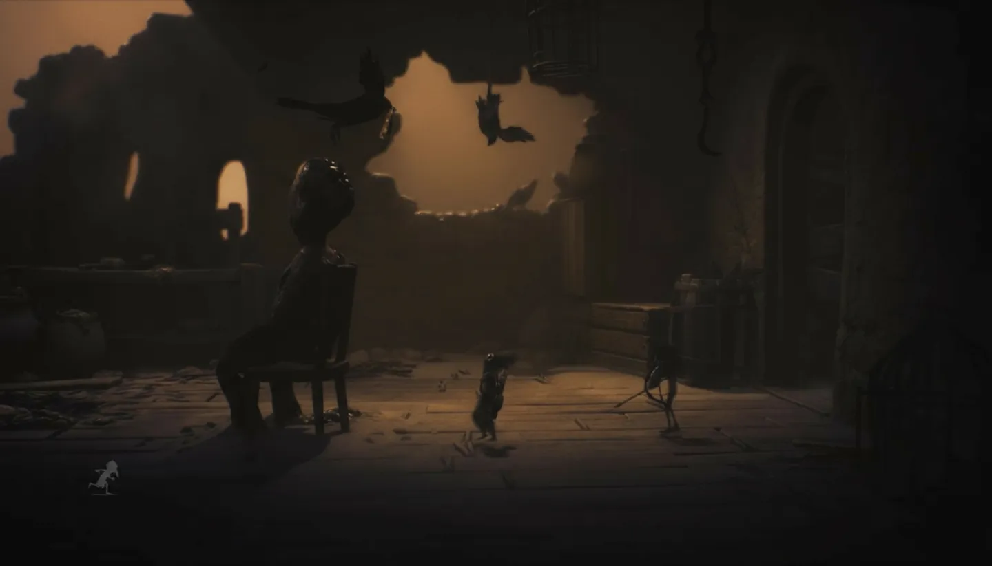 Opuszczone pomieszczenie, postać na krześle i ptaki w locie, mroczna atmosfera Little Nightmares III.