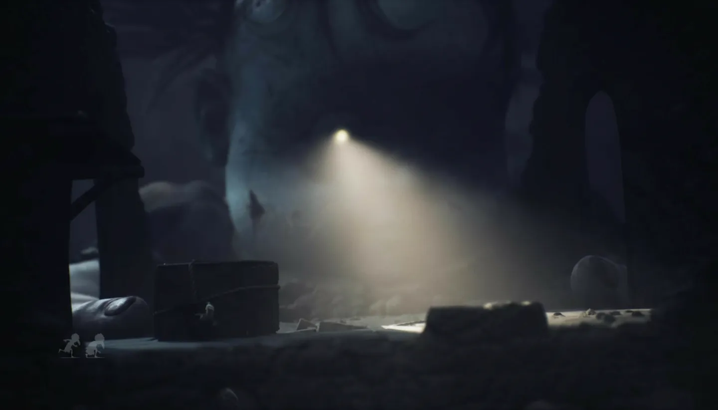 Gigantyczny cień z okiem i wąska smuga światła &ndash; charakterystyczne napięcie w Little Nightmares III.