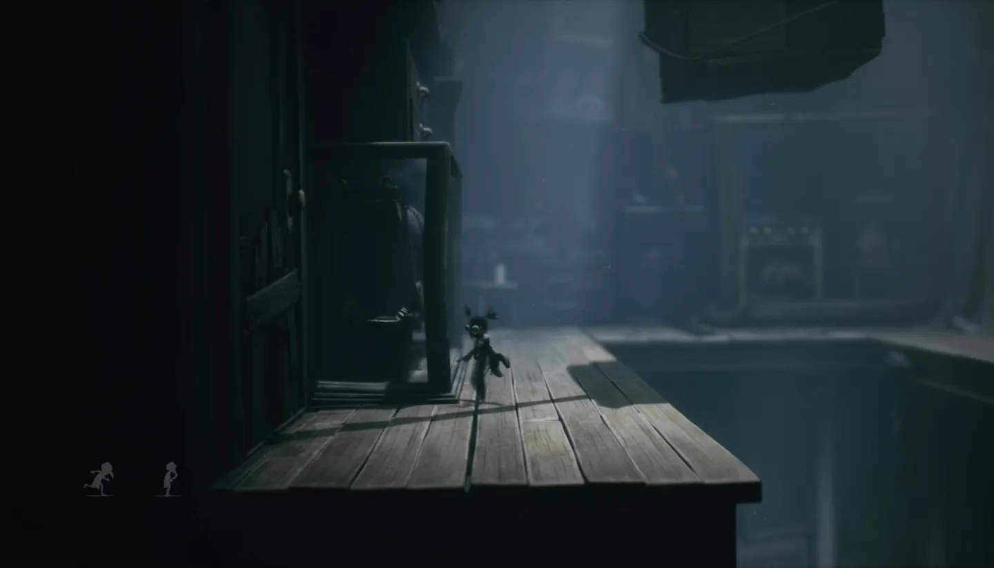 Postać na drewnianym podeście w ponurym, zamglonym wnętrzu &ndash; klimat grozy w Little Nightmares III.