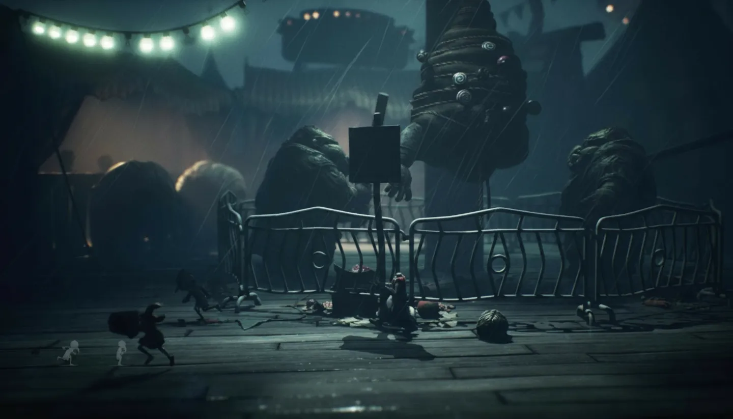 Ujęcie z Little Nightmares III ukazujące ponurą atmosferę, potwory i bohater&oacute;w na deszczowej arenie.